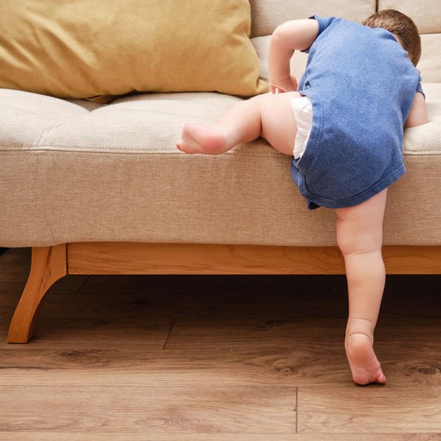 «Пеленание и манеж ограничивают свободу ребенка, соски-пустышки затыкают ему рот»: педагог — о разумных правилах ухода за детьми