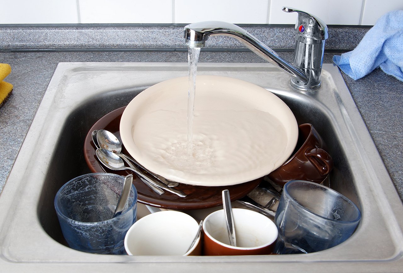 Почему посуда не мыта