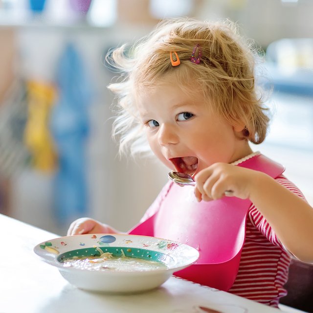 «Доедай, мама старалась», или 8 мифов о детском питании