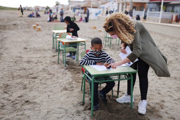 На пляже учатся дети от трёх до двенадцати лет, пока не было зарегистрировано ни одного случая заражения коронавирусом.