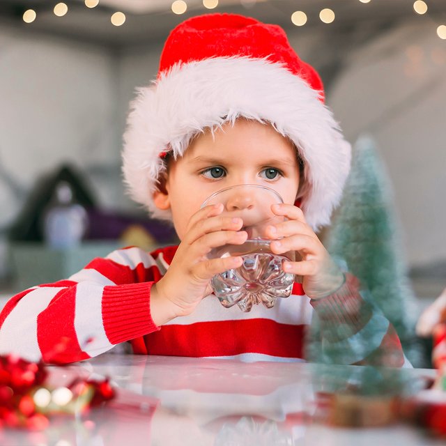 Ребенок глотнул алкоголь за праздничным столом. Что делать?