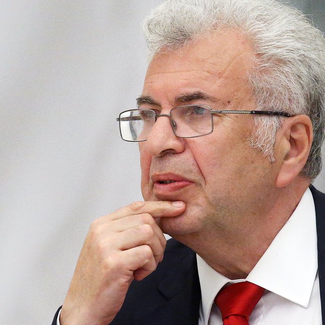 «Патриотизм, который пахнет квасом». Евгений Ямбург — о новом ФГОС и ценностях, которым учит школа