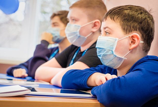 Кто и как в России учит детей, которые попали в больницу и не могут ходить в обычную школу