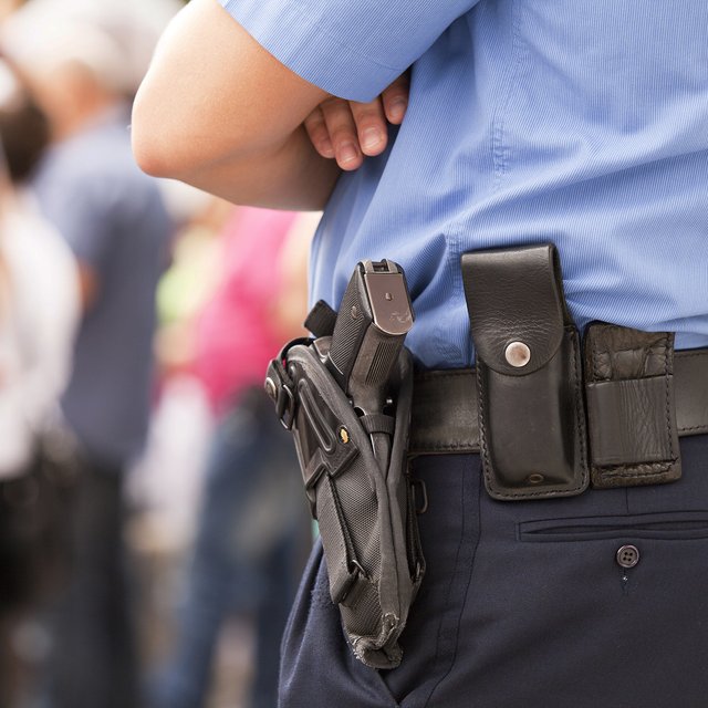 Может ли охранник школы держать при себе оружие?