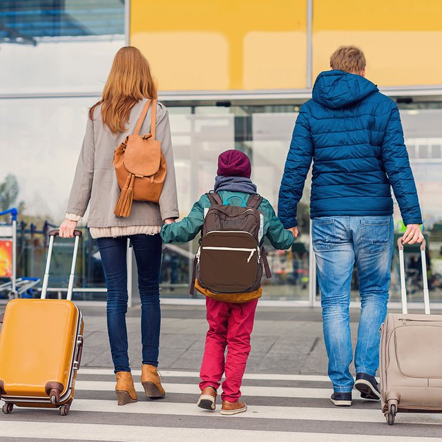 Нужно ли отчислять ребёнка из школы, если семья переезжает в другую страну