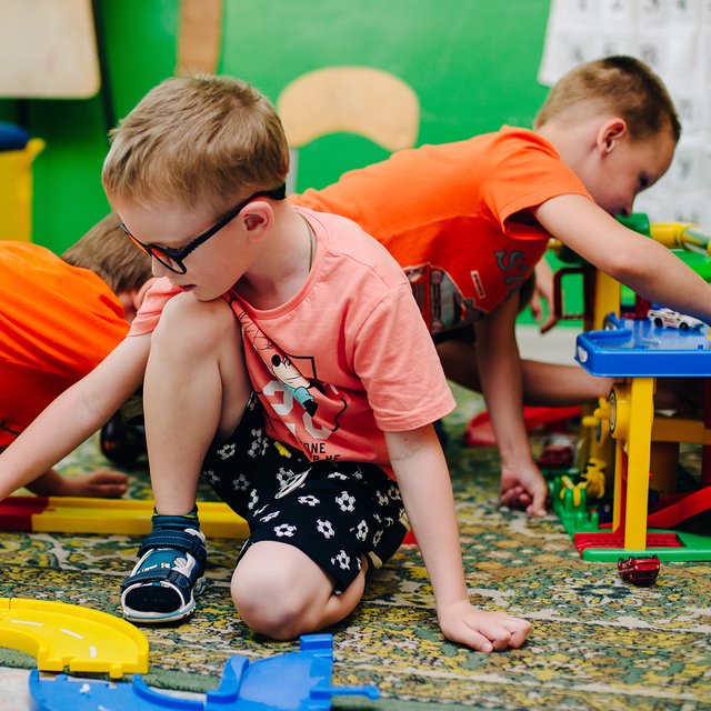 «Родители и так не видят детей и не занимаются ими»: будут ли детсады работать до 20:00