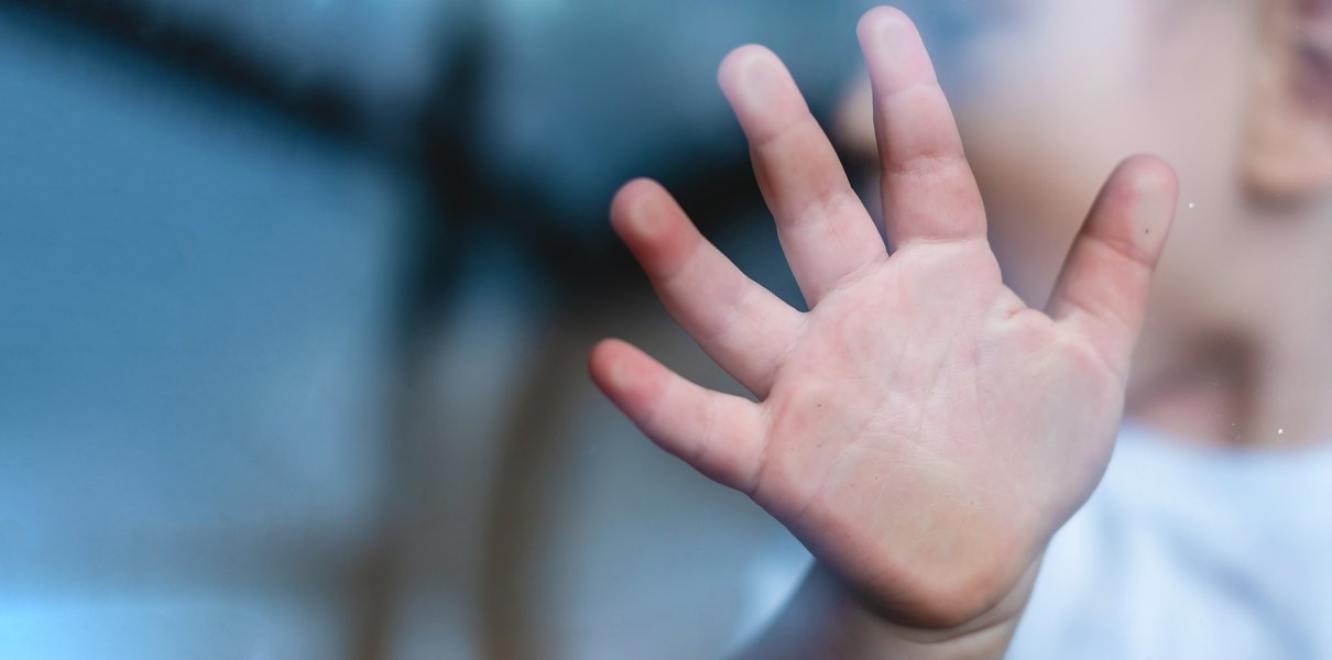 «Он как в зоопарке там закрыт». Кто бросил ребёнка в больнице Волгограда и почему этот случай не исключение