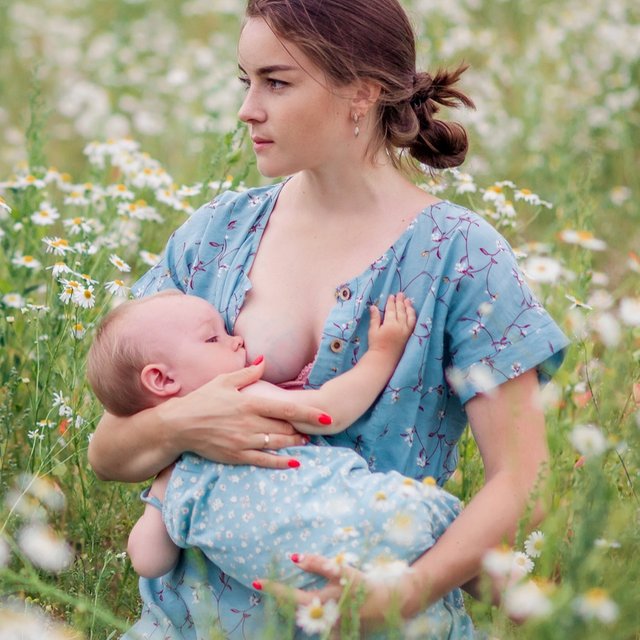 «Проснулась в луже молока»: проблемы грудного вскармливания, о которых не принято говорить