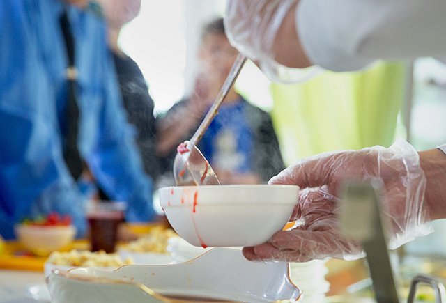 Почему во всём так много сахара, зачем селёдка и куда жаловаться: главные вопросы про школьное питание