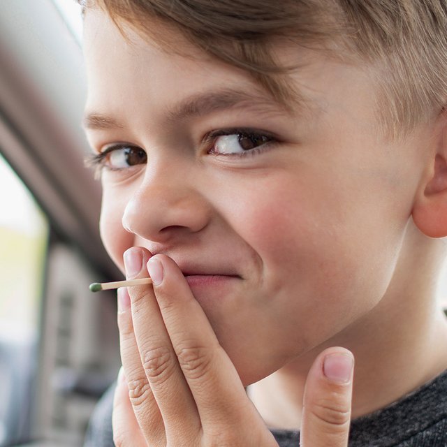 Ребенок делает из бумаги сигареты и «курит»: как реагировать родителям