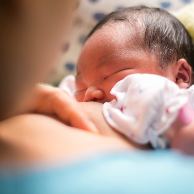 Новорождённый не наедается грудным молоком, кормить его больно: что делать матери