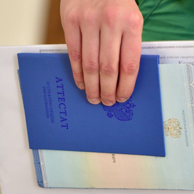 Я подал документы в вуз онлайн. Надо ли лично привозить аттестат