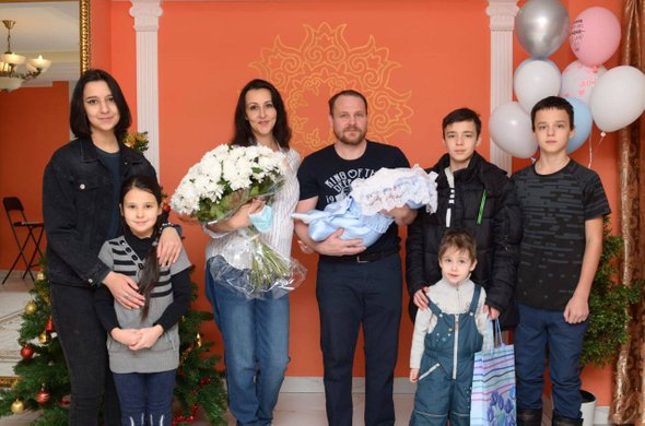 Алсу с мужем и шестью детьми