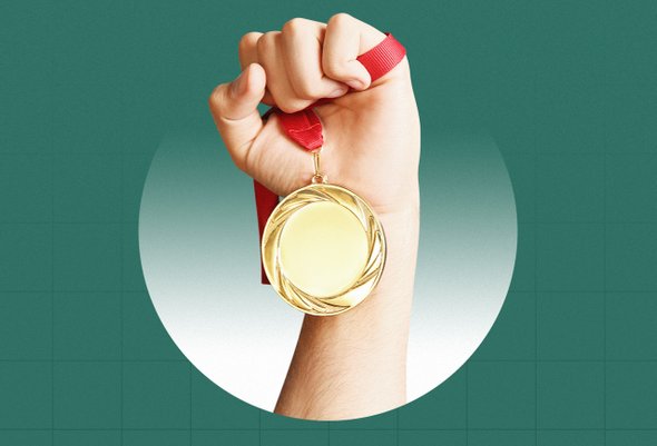 Коллаж. Рука держит золотую медаль. Школьные олимпиады