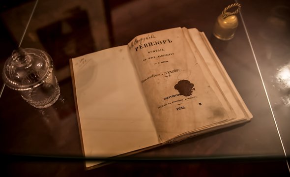 Куда пойти с ребенком в Москве: афиша до конца марта 2025. «Медленные» чтения «Ревизора» в Доме Гоголя, 12+