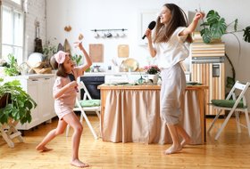 Обложка «Дрыц-тыц, кофемолка». Как песни из детских мультиков помогают родителям не сойти с ума