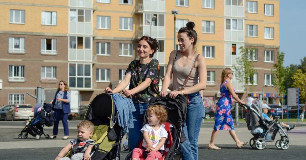Росстат: женщины тратят на уход за детьми в 3 раза больше времени, чем мужчины, но спят дольше, чем их партнеры