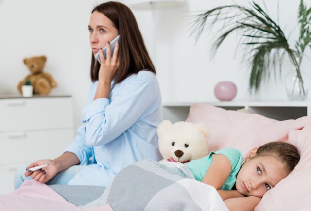 Планы на Новый год сорвались, и придётся встречать его дома. Как объяснить это ребёнку?