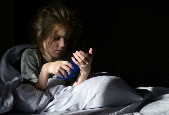 кровать, игра, смартфон, гаджет, кавказский, счастливый, подростки, молодежь, планшет, сосредоточенный, общение, женщина, использование, телефон, девушка, утро, свет, телефон, сосредоточенный, сообщения, рассвет, глядя, интернет, ребенок, маленький, игра, активность, развлечение, молодой, видео, мальчик, смотрит, держит, веб, темнота, в помещении, подросток, детство, мобильный, пижама, чтение, технологии, портрет, подросток, спальня, дом, в сети, беспроводной, время сна, веселье;