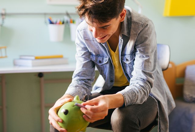 «Для хорошей жизни тысяч 200–300 хотелось бы зарабатывать». Что подростки думают о деньгах