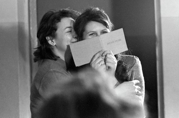 Две студентки с зачеткой во время сессии в университете