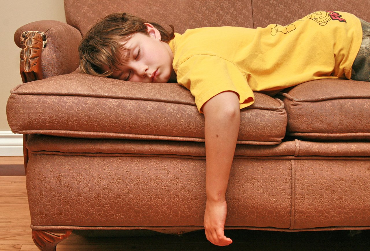 Что делать если ребенок описался на диван