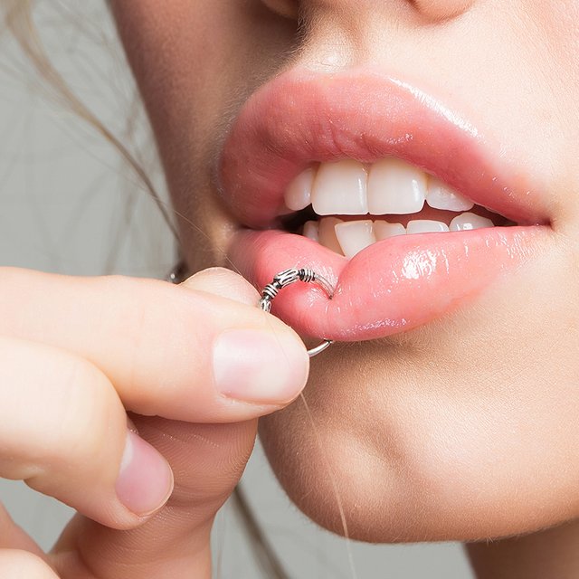 Дочь хочет сделать себе пирсинг на губе, я против: что делать?