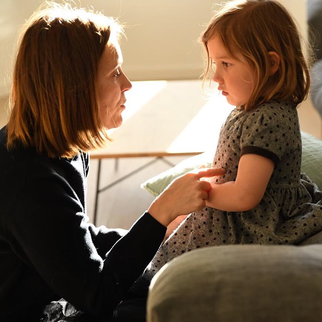 «Детям некуда выплеснуть энергию, а значит, они будут доставать». Правила жизни в изоляции писателя Натальи Ремиш