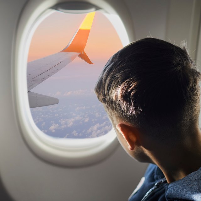 «Мам, мы падаем?». Аэрофобия у детей: почему она возникает и как с ней справиться