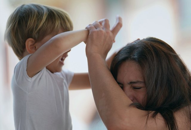 Двухлетний ребенок отдаляется от мамы, любит только бабушку: что делать