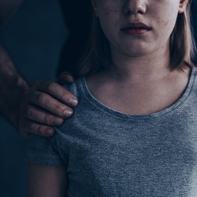 «За конфетку, если любишь папу»: 3 способа помочь ребёнку, который пережил сексуальное насилие