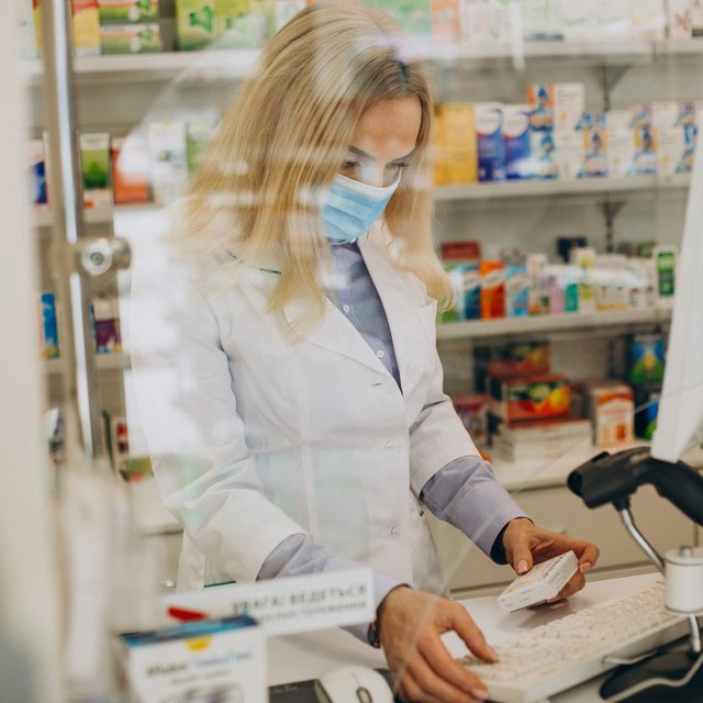 Ребёнку назначили антибиотики, но их нет в аптеках: куда пропали лекарства и что теперь делать