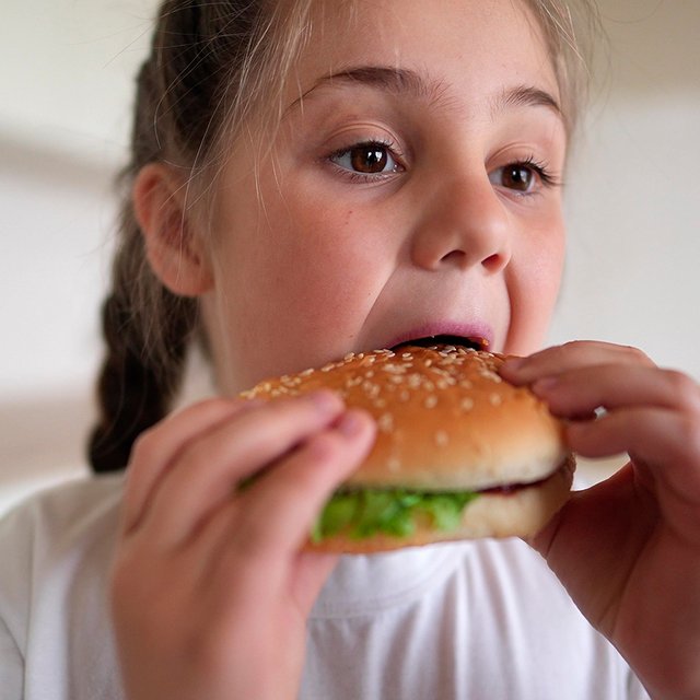 «Нездоровая еда — часть детства». Как контролировать питание ребёнка без истерик и чувства вины