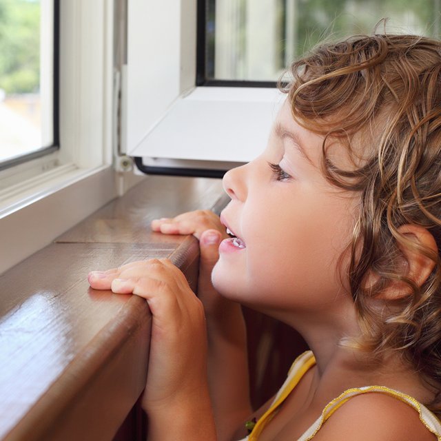 Ребёнок бросается разными вещами с балкона: что делать