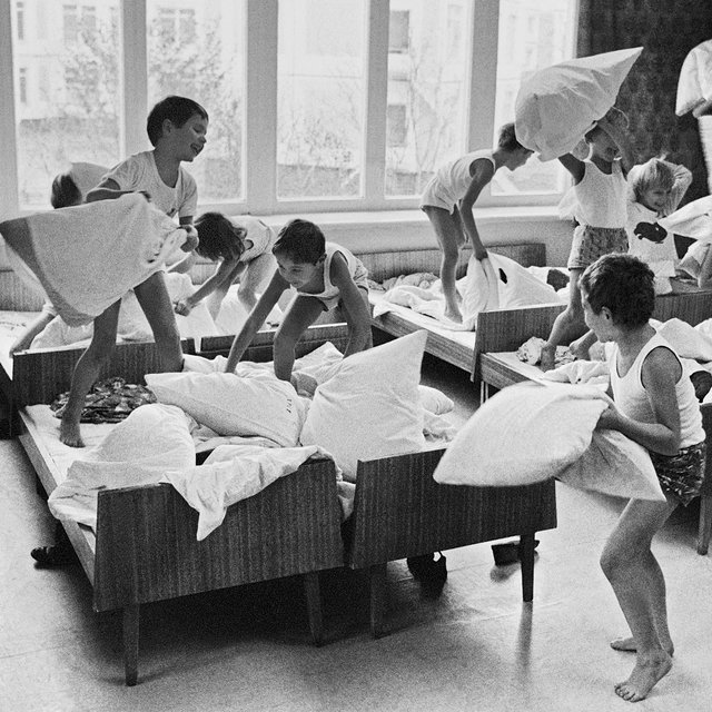 Дверь-зубодёр, песочницы с тайным ходом и шрамы по любви: воспоминания и взрослые истории из детского сада