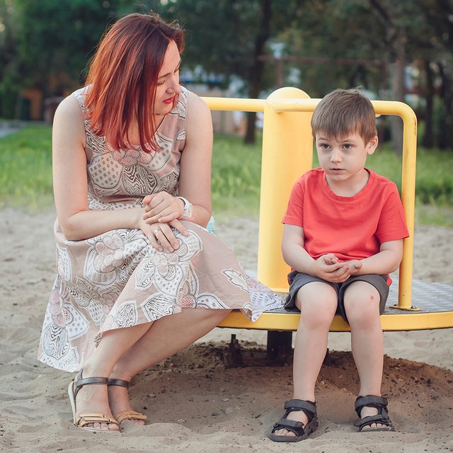 Ребёнка отчитал незнакомый человек на улице: как вести себя родителям