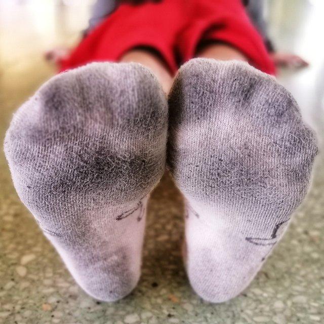 Ребёнок ходил по школе в носках, а учитель не обращал внимания. Куда пожаловаться