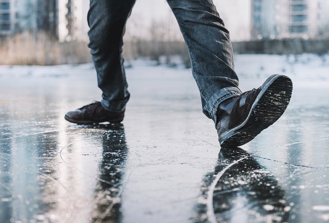 «Поскользнуться» или «подскользнуться»: как говорить правильно