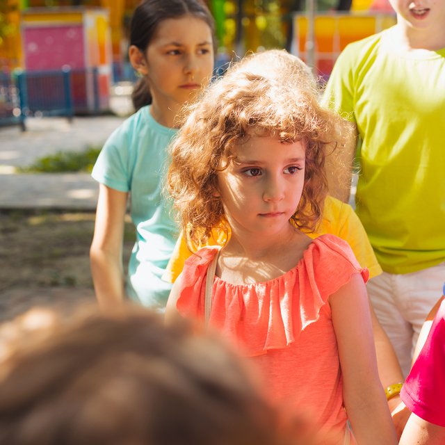 Ребёнок просится домой из лагеря: в каких случаях его нужно забирать сразу, а когда можно отговорить