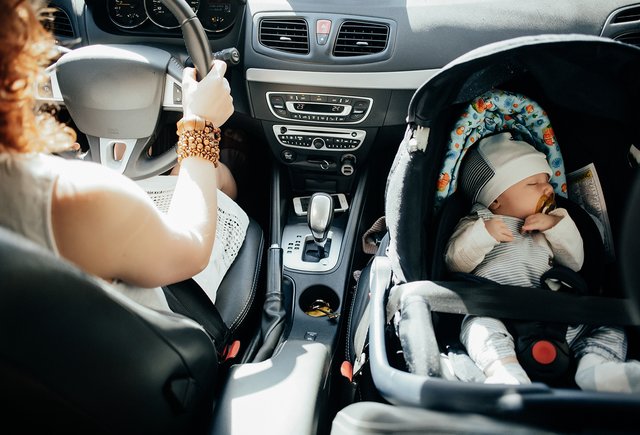 Можно ли возить новорождённого на переднем сиденье автомобиля?