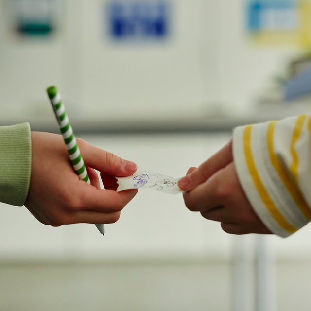 Первая любовь в школе: нужно ли о ней кому-нибудь рассказывать