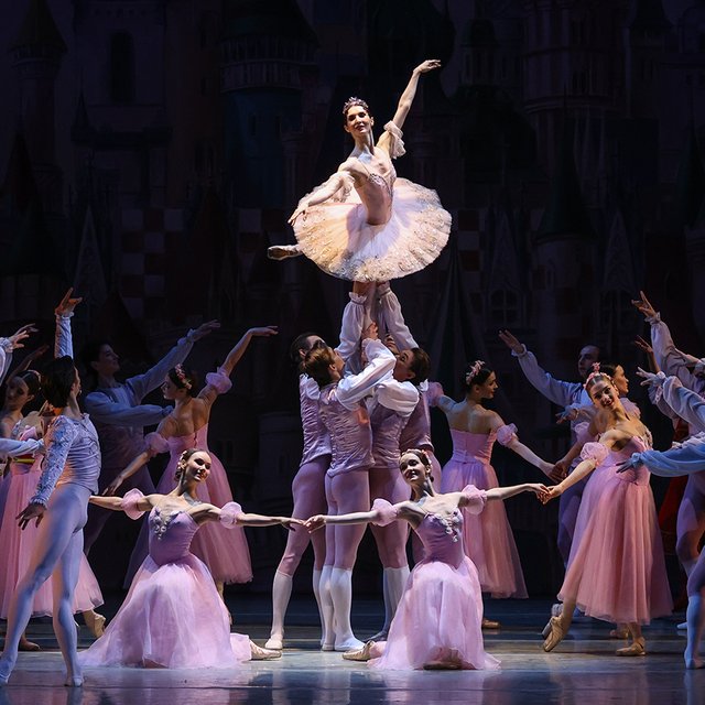 Пойти на «Щелкунчик» или пойти на «Щелкунчика»? Как говорить и писать правильно