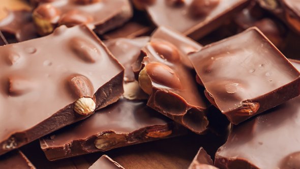 Кусочки молочного шоколада с орехами
