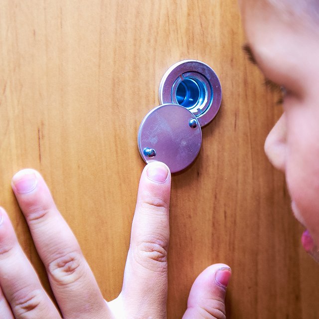 Могут ли сотрудники органов опеки прийти домой в отсутствие родителей и должны ли дети их впускать?