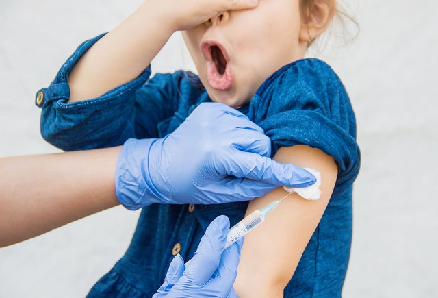 «Как комарик укусит»: что делать, если ребёнок очень боится врачей?