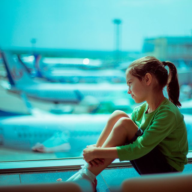 Россиян с детьми не выпускают за границу из-за ламинированных документов. Что происходит и законно ли это