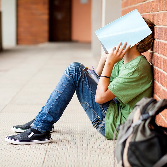 Ребёнок категорически отказывается идти в школу. Что делать?