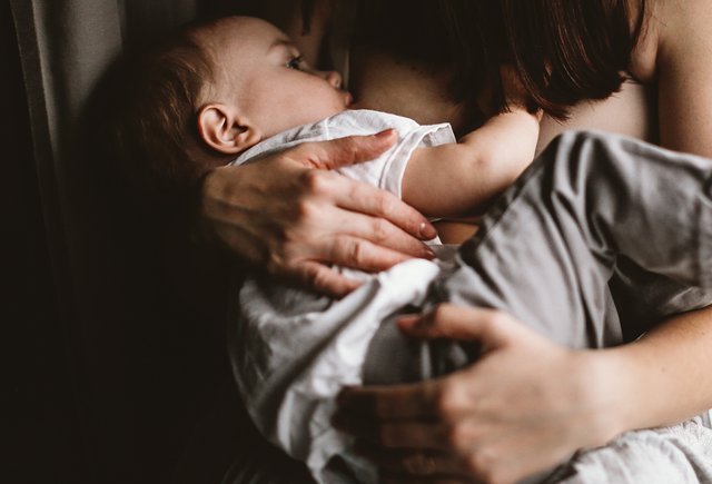 Стоит ли отлучать ребёнка от груди летом, если осенью ему идти в детский сад?