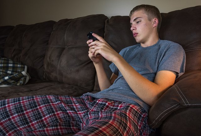 Подросток почти не выходит из комнаты и не общается с семьёй. Что делать?