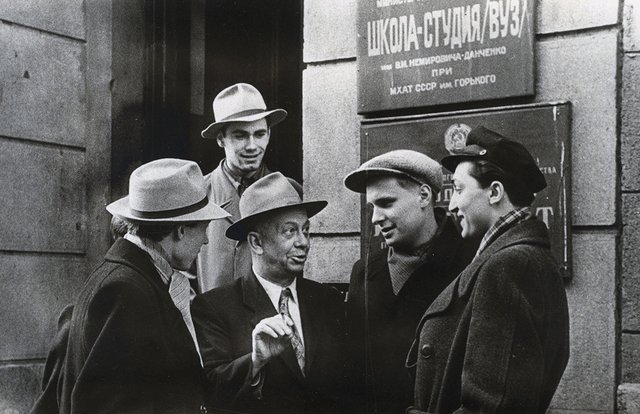 Обложка «Опоздавшего мы пустим, если он вспомнит строчку трёхстопным амфибрахием»